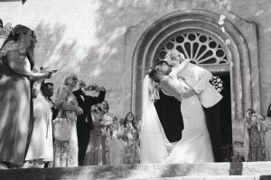 Boda en Mallorca con Natascha y Marius besándose en la iglesia de Andratx