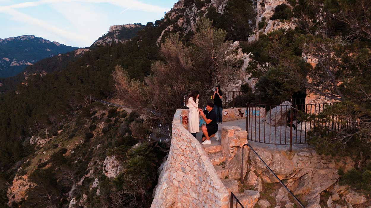 A marriage proposal filmed by drone at the Ricardo Roca viewpoint in Mallorca